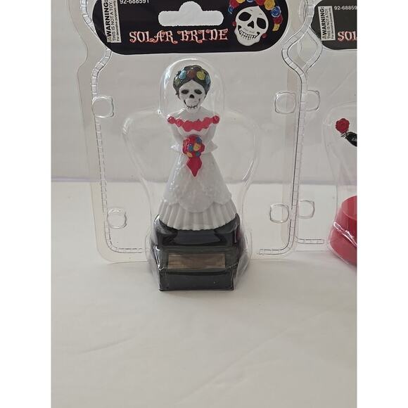 Solar Power Moving Day of the Dead Bride & Groom Decor Figures Black Size 4x2" - Picture 3 of 10